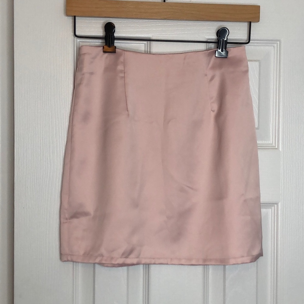 Super Down SZ XS, baby pink , mini skirt, zipper back, pleated front, guest